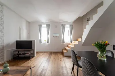Ein Sitzbereich in der Unterkunft Neat 1BR Duplex by Metro and Center by HM