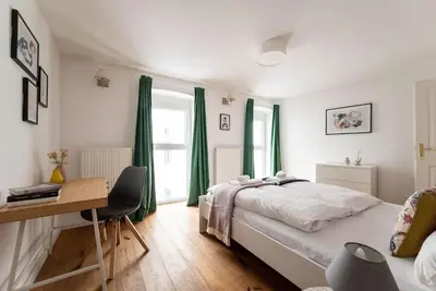 Ein Bett oder Betten in einem Zimmer der Unterkunft Neat 1BR Duplex by Metro and Center by HM