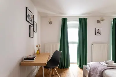 Ein Bett oder Betten in einem Zimmer der Unterkunft Neat 1BR Duplex by Metro and Center by HM
