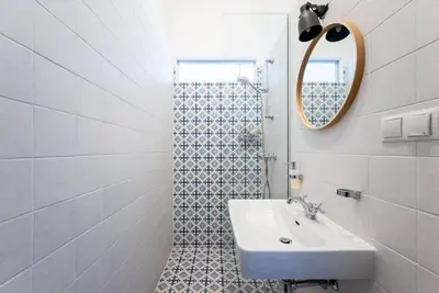 Ein Badezimmer in der Unterkunft Lite 1BR Near Metro & Center by HM