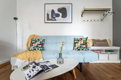 Ein Sitzbereich in der Unterkunft Lite 1BR Near Metro & Center by HM