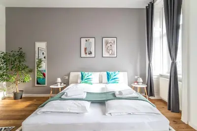 Ein Bett oder Betten in einem Zimmer der Unterkunft Cool 1BR Near Metro & Center by HM