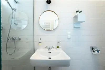 Ein Badezimmer in der Unterkunft Cool 1BR Near Metro & Center by HM