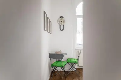 Ein Sitzbereich in der Unterkunft Cool 1BR Near Metro & Center by HM