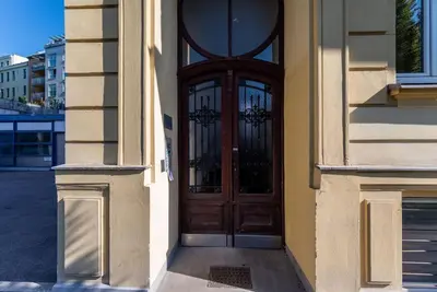 Eine Fassade oder ein Eingang zu Cool 1BR Near Metro & Center by HM