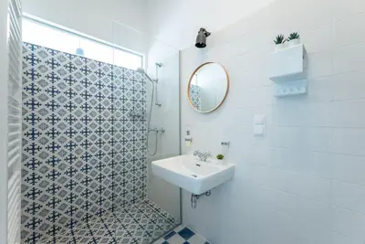 Ein Badezimmer in der Unterkunft Cool 1BR Near Metro & Center by HM