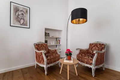 Ein Sitzbereich in der Unterkunft Spacious 2BR by Metro and Center by HM