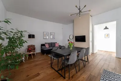 TV/Unterhaltungsangebot in der Unterkunft Spacious 2BR by Metro and Center by HM