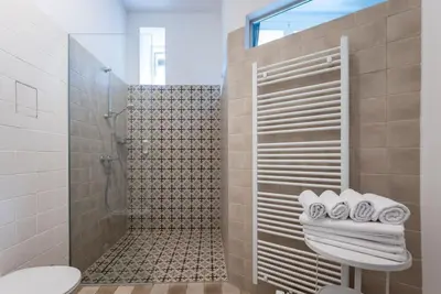 Ein Badezimmer in der Unterkunft Spacious 2BR by Metro and Center by HM