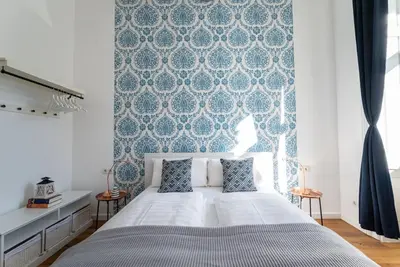 Ein Bett oder Betten in einem Zimmer der Unterkunft Spacious 2BR by Metro and Center by HM