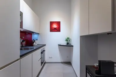 Küche/Küchenzeile in der Unterkunft 1BR Oasis with Easy City Access by HM