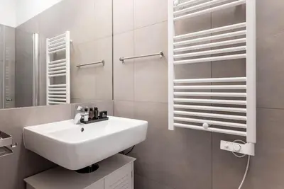 Ein Badezimmer in der Unterkunft 1BR Oasis with Easy City Access by HM