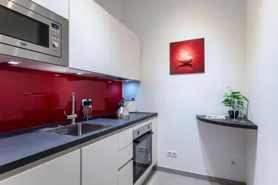 Küche/Küchenzeile in der Unterkunft 1BR Oasis with Easy City Access by HM