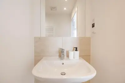 Ein Badezimmer in der Unterkunft SYMPHONY Apartments 38 - Modern Loft with Terrace and Grill in Central Location