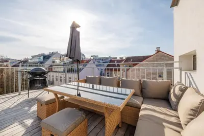 Ein Balkon oder eine Terrasse in der Unterkunft SYMPHONY Apartments 38 - Modern Loft with Terrace and Grill in Central Location