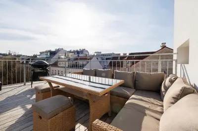 Ein Balkon oder eine Terrasse in der Unterkunft SYMPHONY Apartments 38 - Modern Loft with Terrace and Grill in Central Location