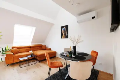 Ein Sitzbereich in der Unterkunft SYMPHONY Apartments 42 - Modern Loft with Terrace and Grill in Central Location