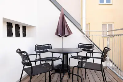 Ein Balkon oder eine Terrasse in der Unterkunft SYMPHONY Apartments 42 - Modern Loft with Terrace and Grill in Central Location