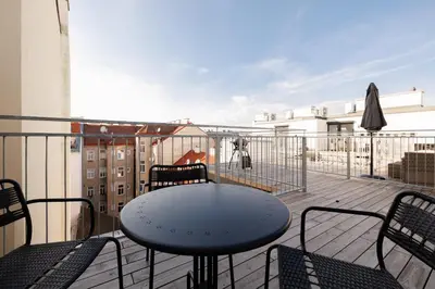 Ein Balkon oder eine Terrasse in der Unterkunft SYMPHONY Apartments 42 - Modern Loft with Terrace and Grill in Central Location