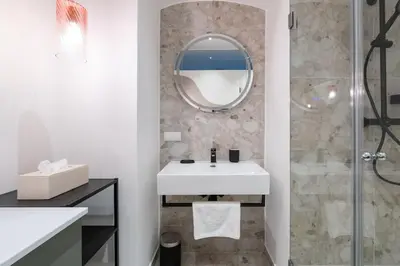 Ein Badezimmer in der Unterkunft Elegant 1BR Suite, City Close by HM
