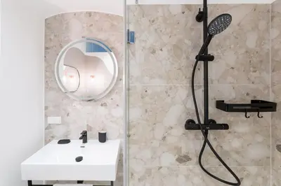 Ein Badezimmer in der Unterkunft Elegant 1BR Suite, City Close by HM