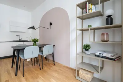 Küche/Küchenzeile in der Unterkunft Elegant 1BR Suite, City Close by HM
