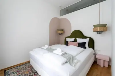 Ein Bett oder Betten in einem Zimmer der Unterkunft Elegant 1BR Suite, City Close by HM