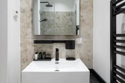 Ein Badezimmer in der Unterkunft Pristine 1BR Suite, Quick to City by HM