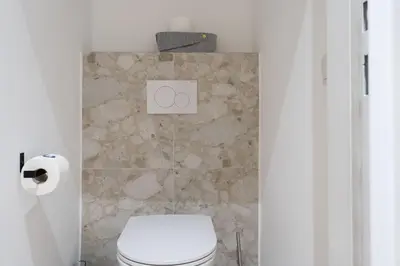 Ein Badezimmer in der Unterkunft Pristine 1BR Suite, Quick to City by HM