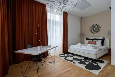 Ein Bett oder Betten in einem Zimmer der Unterkunft Artful 1BR Suite, City Nearby by HM