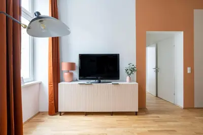 TV/Unterhaltungsangebot in der Unterkunft Artful 1BR Suite, City Nearby by HM