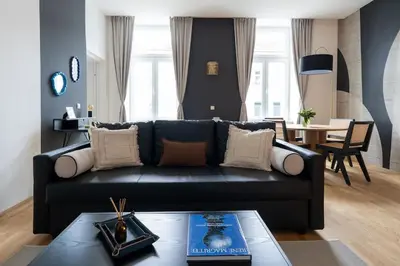 Ein Sitzbereich in der Unterkunft Glam 1BR Suite, Easy City Path by HM