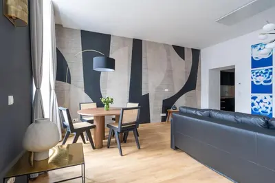 Ein Sitzbereich in der Unterkunft Glam 1BR Suite, Easy City Path by HM