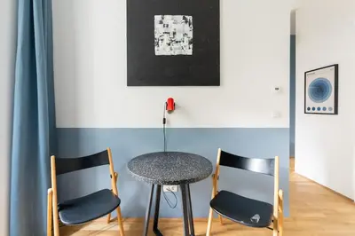 Ein Sitzbereich in der Unterkunft Vogue 2BR Suite, Near City Pulse by HM