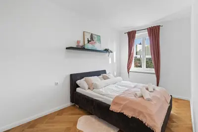 Ein Bett oder Betten in einem Zimmer der Unterkunft FeelHome-Balkon-Zentrum-6 Gäste-WiFi-Smart TV