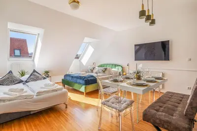 TV/Unterhaltungsangebot in der Unterkunft 2 separate Full Apartments - 5 BR - Gym - Parking - Rooftop