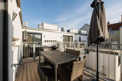 Ein Balkon oder eine Terrasse in der Unterkunft SYMPHONY Apartments 39 - Modern Loft with Terrace and Grill in Central Location