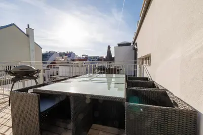Ein Balkon oder eine Terrasse in der Unterkunft SYMPHONY Apartments 40 - Modern Loft with Terrace and Grill in Central Location