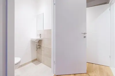 Ein Badezimmer in der Unterkunft SYMPHONY Apartments 41 - Modern Loft with Terrace and Grill in Central Location