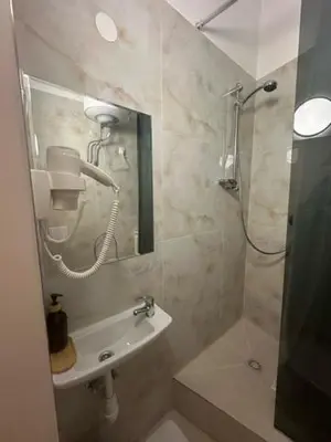 Ein Badezimmer in der Unterkunft DATRI Petite Suite 8
