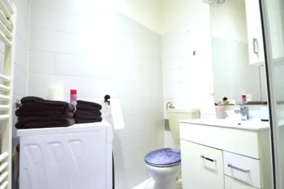 Ein Badezimmer in der Unterkunft Cozy Apartments in Central Location with Free Parking