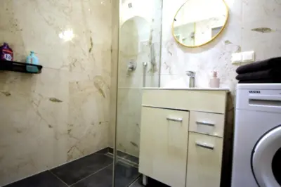 Ein Badezimmer in der Unterkunft Cozy Apartments in Central Location with Free Parking