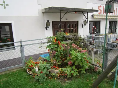 Ein Garten an der Unterkunft Waldpension Stachl