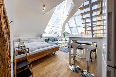 Ein Bett oder Betten in einem Zimmer der Unterkunft Penthouse Suites by JR City Apartments