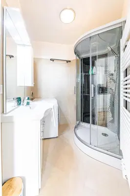 Ein Badezimmer in der Unterkunft Penthouse Suites by JR City Apartments