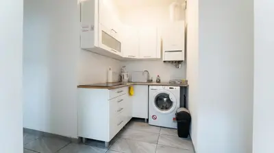 Küche/Küchenzeile in der Unterkunft 15 Min to Vienna Center - Affordable & Simple 5BR Apt with WIFI