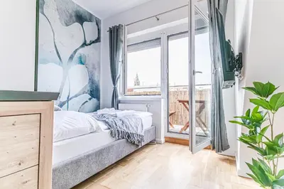 Ein Bett oder Betten in einem Zimmer der Unterkunft Luxury 2BR and 1LR Apartment with Balcony - 9 min to Center