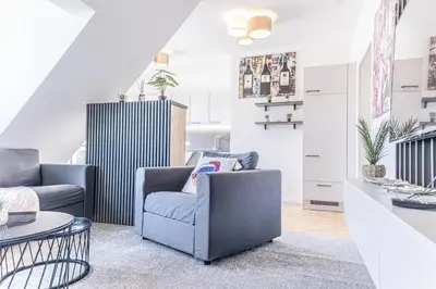 Ein Sitzbereich in der Unterkunft Luxury 2BR and 1LR Apartment with Balcony - 9 min to Center