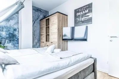 Ein Bett oder Betten in einem Zimmer der Unterkunft Luxury 2BR and 1LR Apartment with Balcony - 9 min to Center