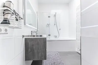 Ein Badezimmer in der Unterkunft Luxury 2BR and 1LR Apartment with Balcony - 9 min to Center